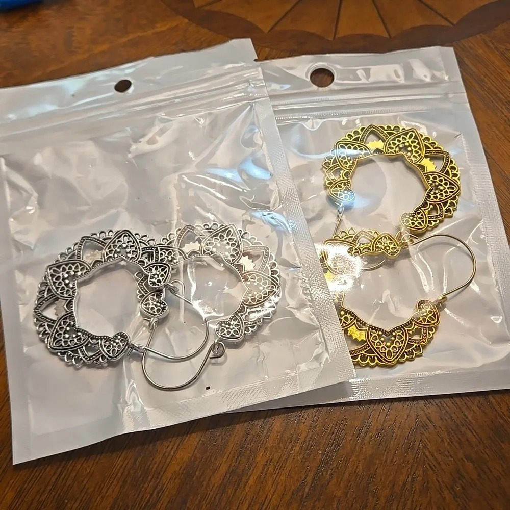 2 pairs! Silver-toned & Gold-toned Lacy Filigree & Floral Hoops - Picture 6 of 7